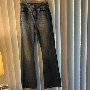 Levi’s NWOT! women’s junior size 27, length 32 slim fit flare jeans